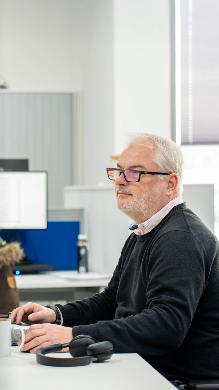 Transformation & Change manager working at his desk