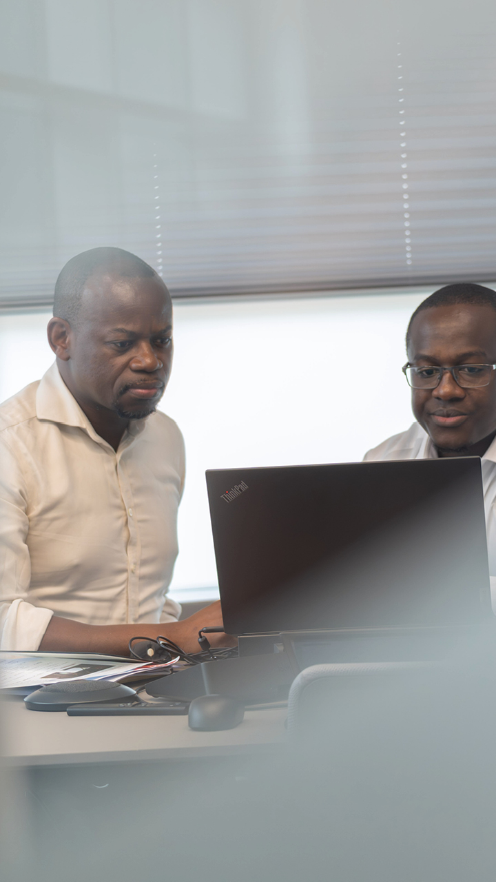 Management-consulting-team-collaboration
