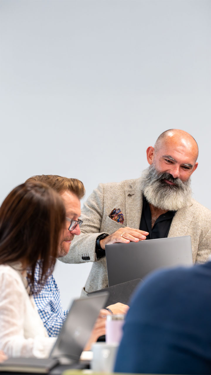 Digital education and training expert talking with a team of consultants.